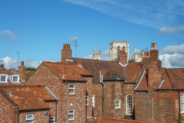 Town house for sale in Hunt Court, Aldwark, York