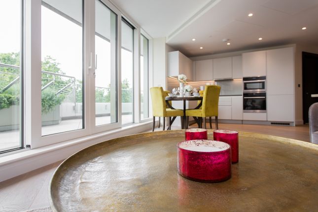 Flat for sale in Queenstown Road, London