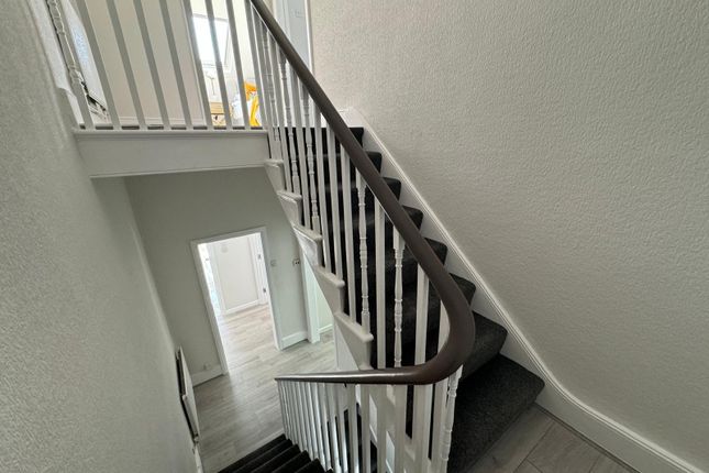 B 8, Vicarage Park, London photo 3
