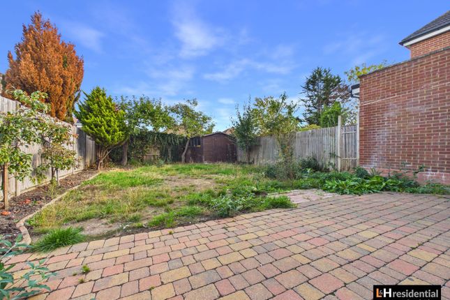 31 Manor Way, Borehamwood photo 2