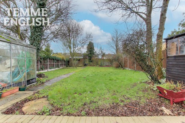 1 Laburnum Avenue, Wickford photo 3