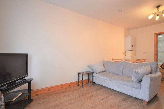Flat to rent in Lee Road, Perivale, Greenford