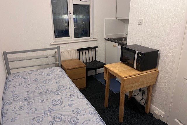 Studio flat on 4@1287, High Road, Whetstone, £670/mo