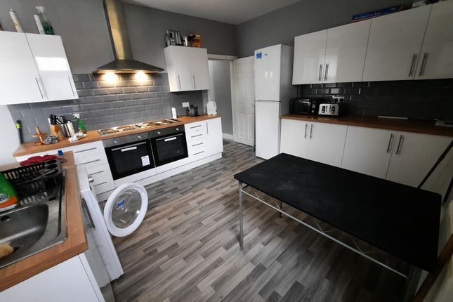 Thumbnail Shared accommodation to rent in Laughton Road, Doncaster