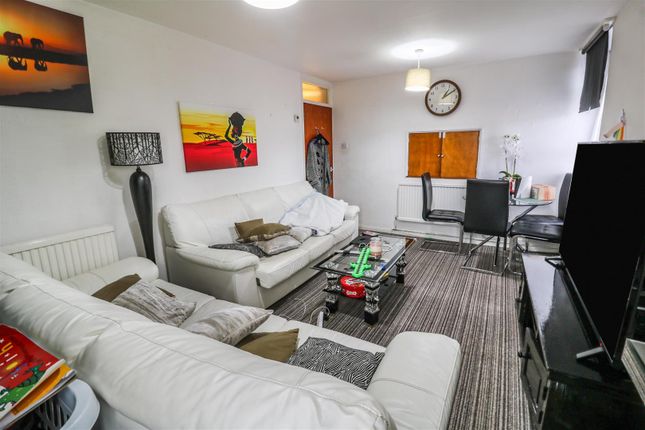 28, Willowfield, Harlow photo 3