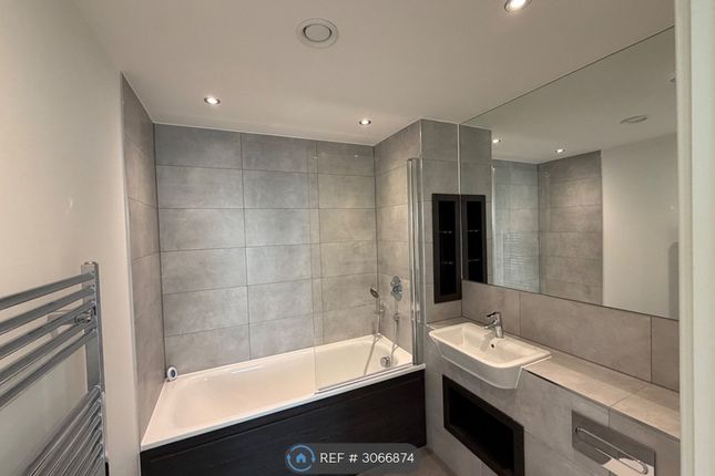 Flat, Collett Mansions Kings Hill, Barking photo 4