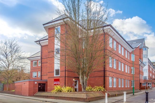 Parking/garage to rent in Sutton Court Road, Sutton