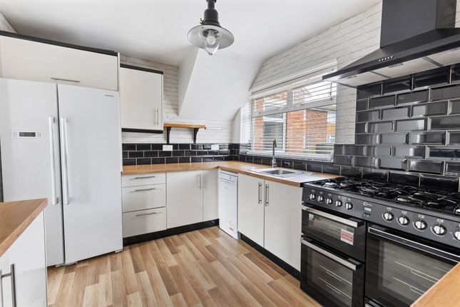 7 St. Johns Meadow, Lingfield photo 3