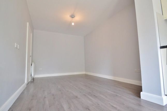 Bungalow to rent in Crescent Road, New Barnet