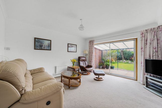 4, Brightside Avenue, Staines-upon-Thames photo 2