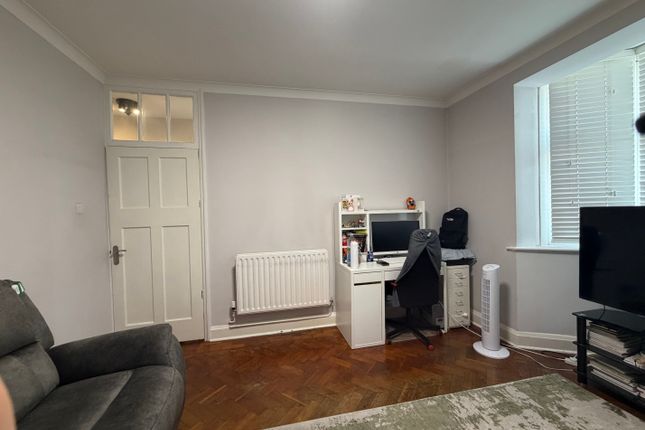 35 Parade Mansions, Watford Way, London photo 3