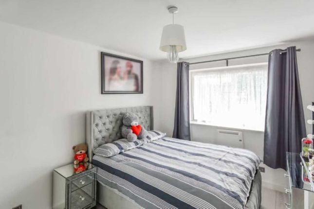 Flat to rent in Old Park Mews, Heston