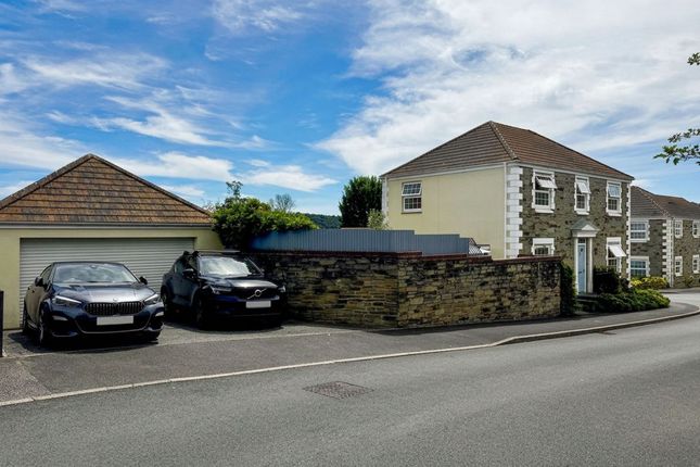 99 Round Ring Gardens, Penryn photo 2