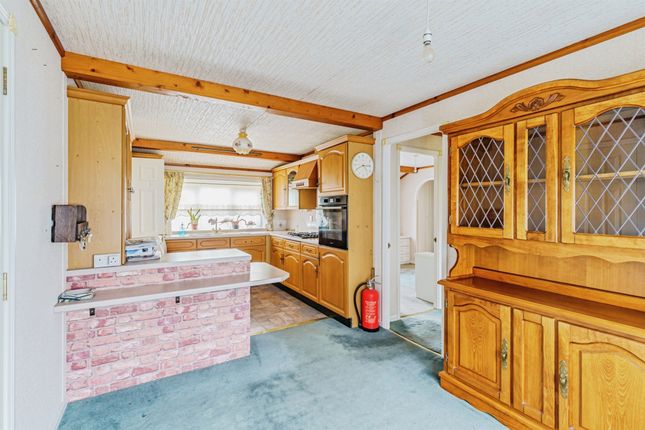40, Laburnum Court, Horley photo 3