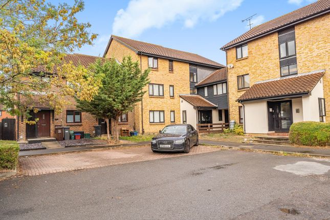 6, Badger Close, Feltham photo 2