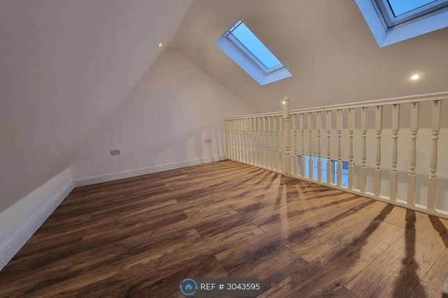 Flat, Alexandra House Duckett Mews, London photo 4