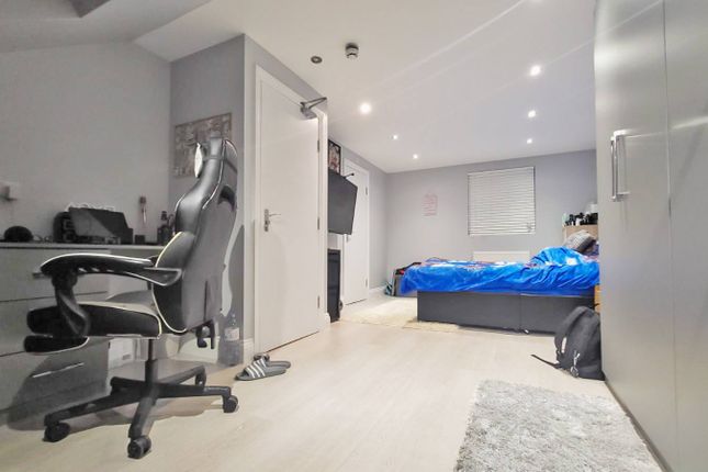 203 Cromwell Road, Hounslow photo 2