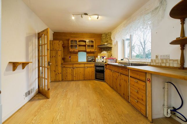 10, Woodthorpe Park Drive, Wakefield photo 3