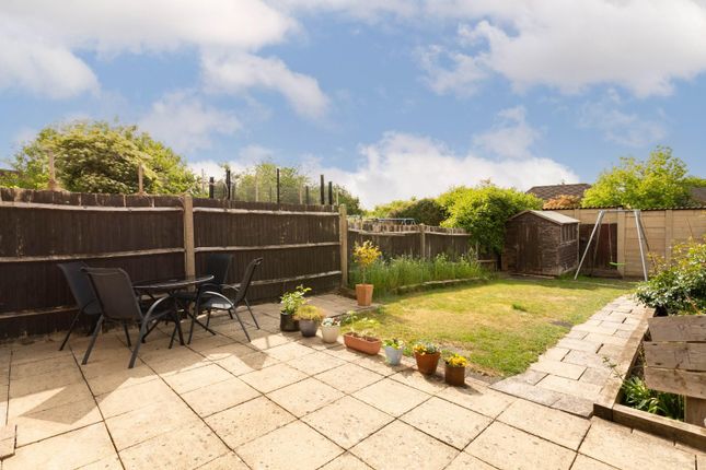 15, Oakwood, Horsham photo 2