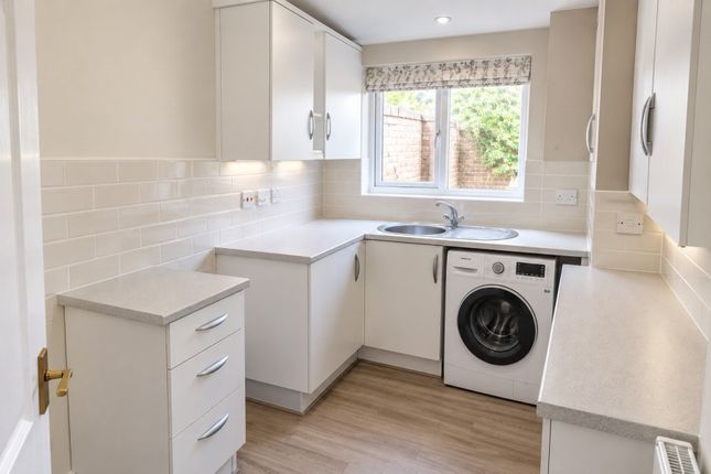 31, Hodgson Gardens, Guildford photo 3