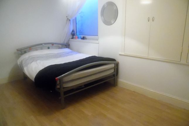 Flat 1, 363, Garratt Lane, London photo 4