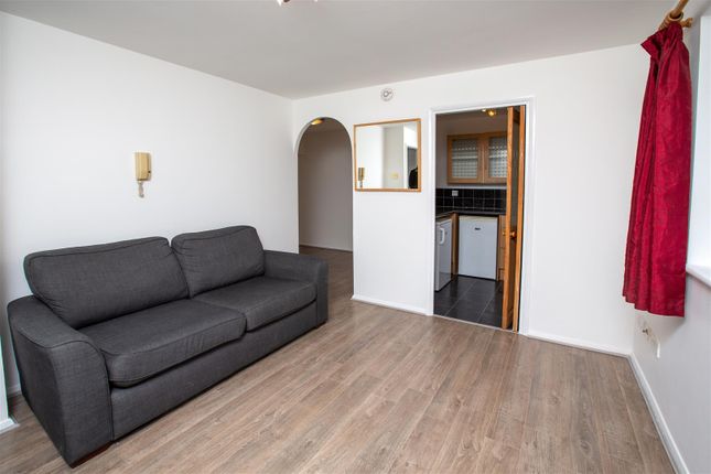 Flat 2, 214 Westferry Road, London photo 2