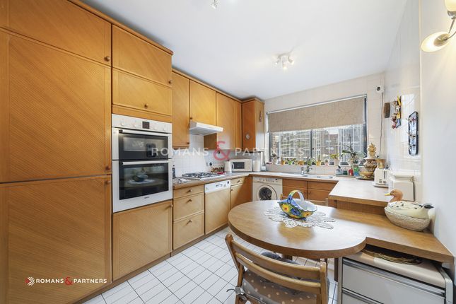 Flat to rent in Sandringham House, Brook Green