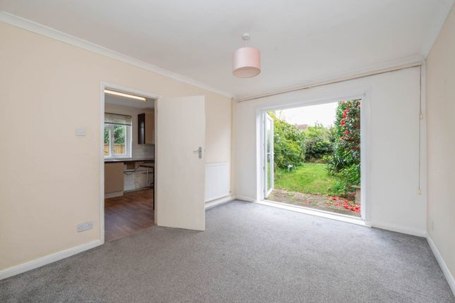 1, Garden Close, Canterbury photo 4
