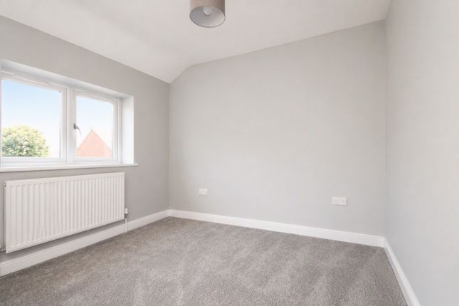 62, Muirfield Road, Watford photo 4