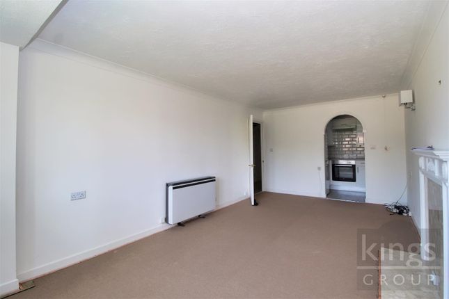 22 Edwards Court, Turners Hill, Waltham Cross photo 3