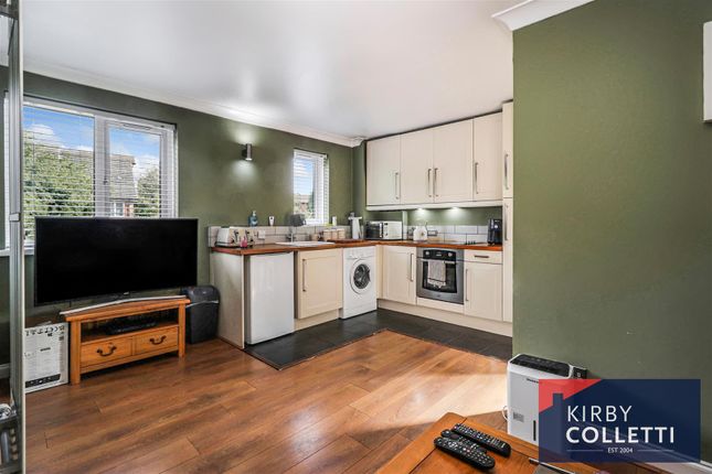 35, Parrotts Field, Hoddesdon photo 2