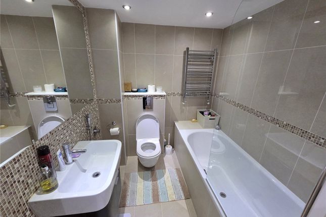 Flat 25 Campden Hill Towers, 112, Notting Hill Gate, London photo 3