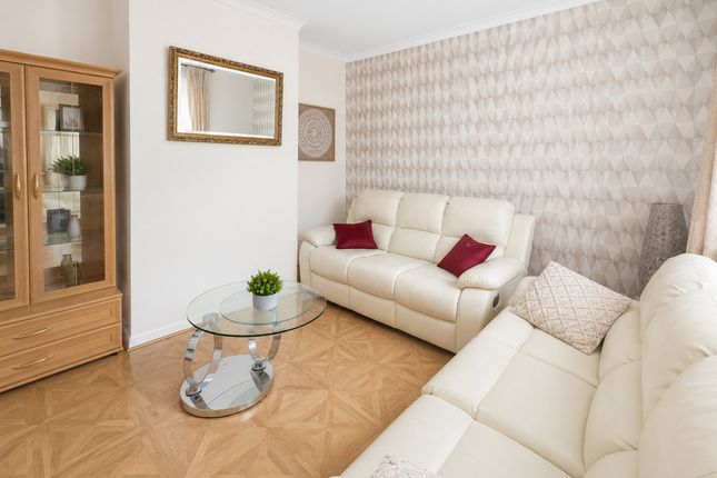 2, Woodbridge Lane, Romford photo 3