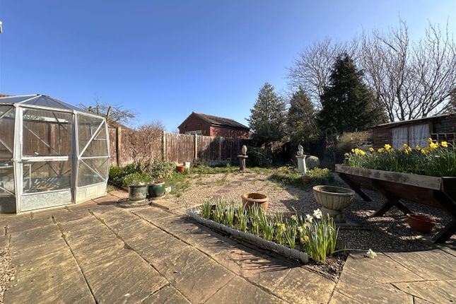 37, Holmefield, Newark photo 3