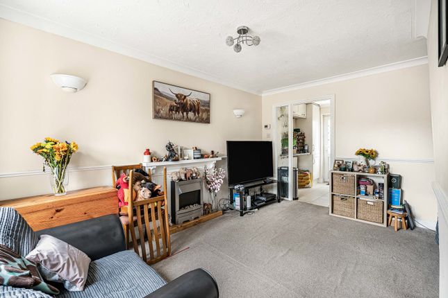 18, Weywood Close, Farnham photo 3