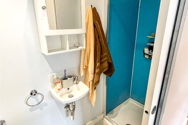 Room 2, 50, Yew Tree Drive, Guildford photo 4