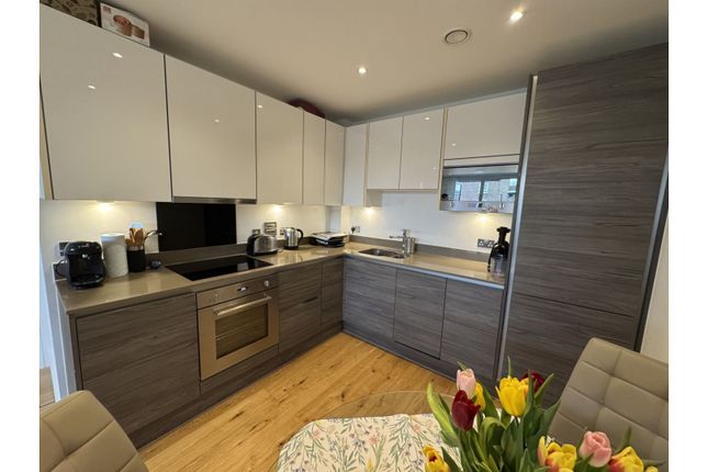 Flat 2 Aurora Point, 2 Winchester Square, Surrey Quays photo 3