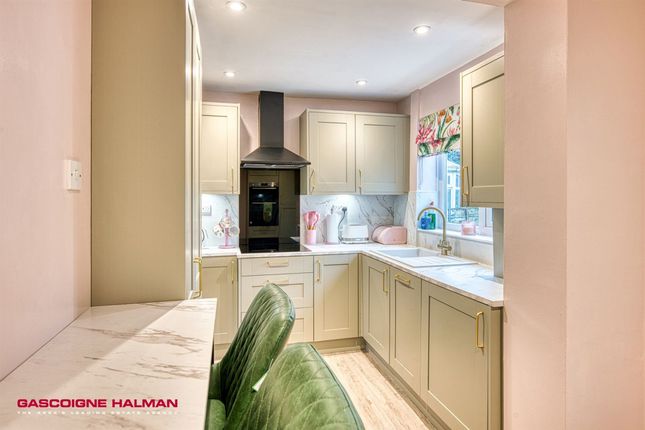 6 Newbury Close, Cheadle photo 2