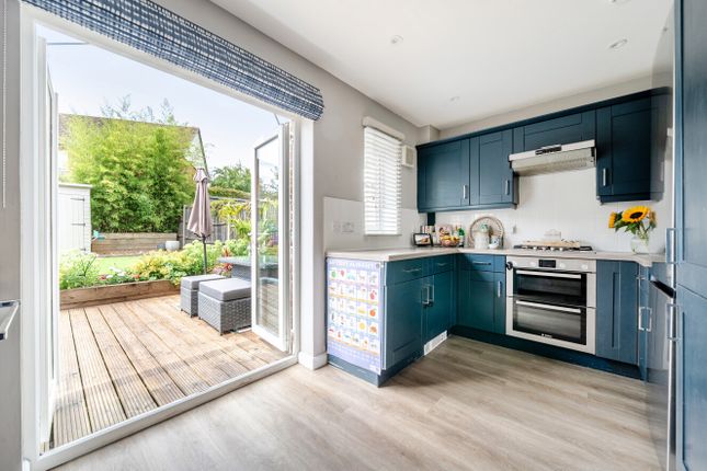 11, Rivett Drake Close, Surrey photo 4