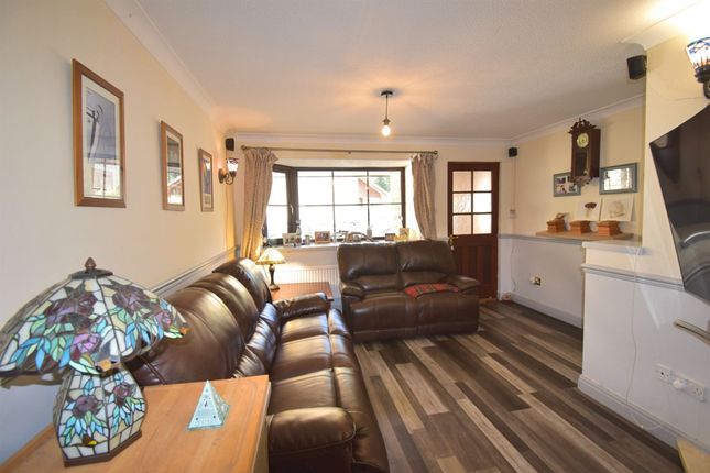17 Woodbrook, High Peak photo 3