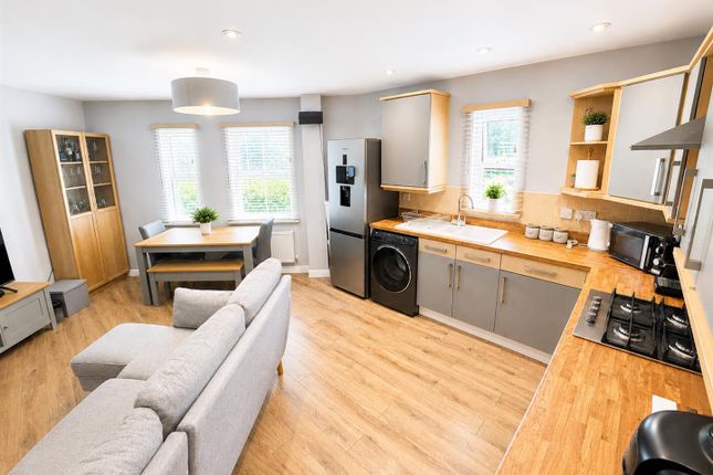6, Smollett Place, Wickford photo 2