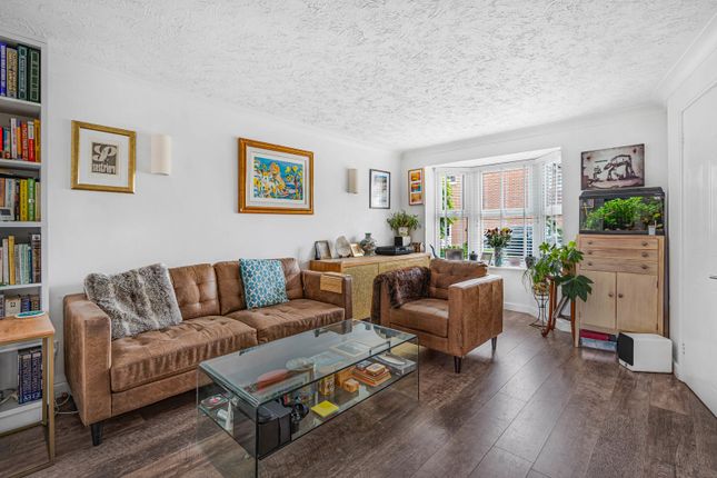 35, Cater Gardens, Guildford photo 2