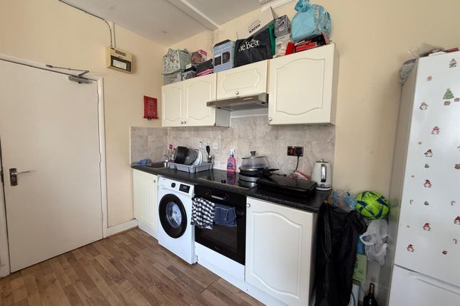 61, Flat 5, Kelvin Avenue, London photo 5