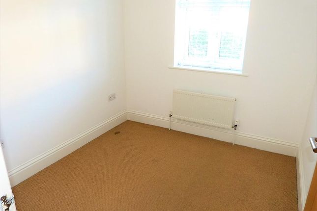 Flat to rent in Frome Lodge, 10 Cranford Lane, Harlington