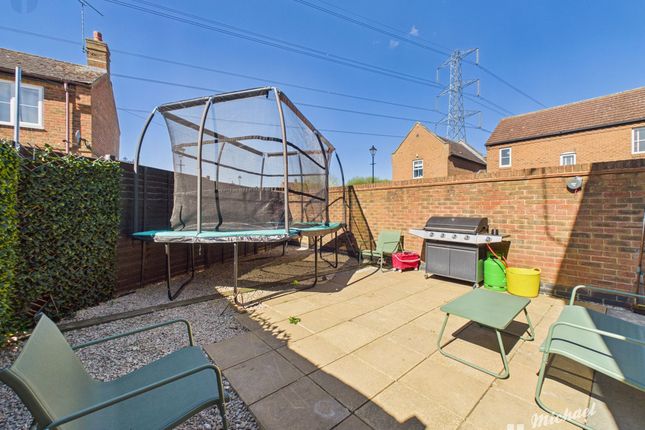 22 Fairford Leys Way, Aylesbury photo 3