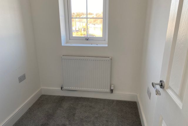 Town house for sale in Wingate Road, Luton