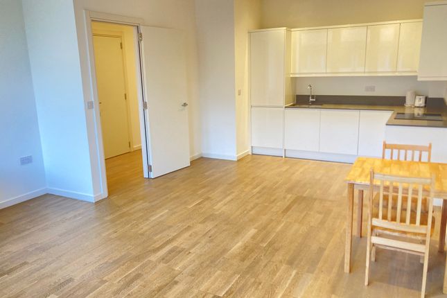 Thumbnail Flat to rent in Opposite The Glaxo Smith Kline Building, Brentford
