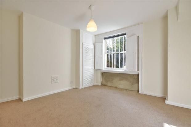 Flat to rent in Albion Road, Stoke Newington