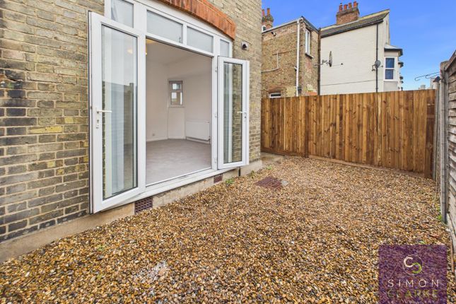 2 Churchfield Avenue, London photo 3