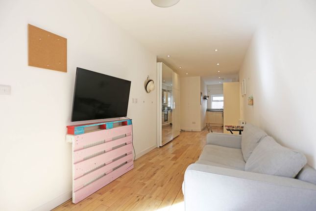 Flat to rent in Postway Mews, Ilford
